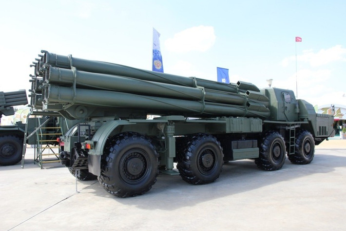 Hệ thống pháo phản lực phóng loạt Tornado-S là phiên bản hiện đại hóa sâu của tổ hợp BM-30 Smerch có thời Liên Xô. Lữ đoàn đầu tiên của RFAF được biên chế Tornado-S vào năm 2019. Tornado-S có thể phóng đạn tên lửa có và không điều khiển, phù hợp để tấn công bộ binh tập trung và lực lượng thiết giáp hạng nhẹ, gây thương vong trên diện rộng với phạm vi hỏa lực bao phủ.