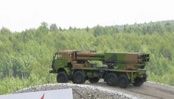 Pháo phản lực phóng loạt Tornado-S có 12 ống phóng tên lửa cỡ nòng 300 mm và được trang bị hệ thống dẫn đường và điều khiển hỏa lực tự động. Hệ thống điều khiển hỏa lực ASUNO, có thể tự xác định tọa độ trận địa, tính lượng sửa trận địa và khí tượng, cũng như dẫn đường cho từng viên đạn đến mục tiêu riêng biệt. Khi sử dụng tên lửa không điều khiển cũ, tầm bắn là 70 km và tên lửa mới là hơn 120 km.