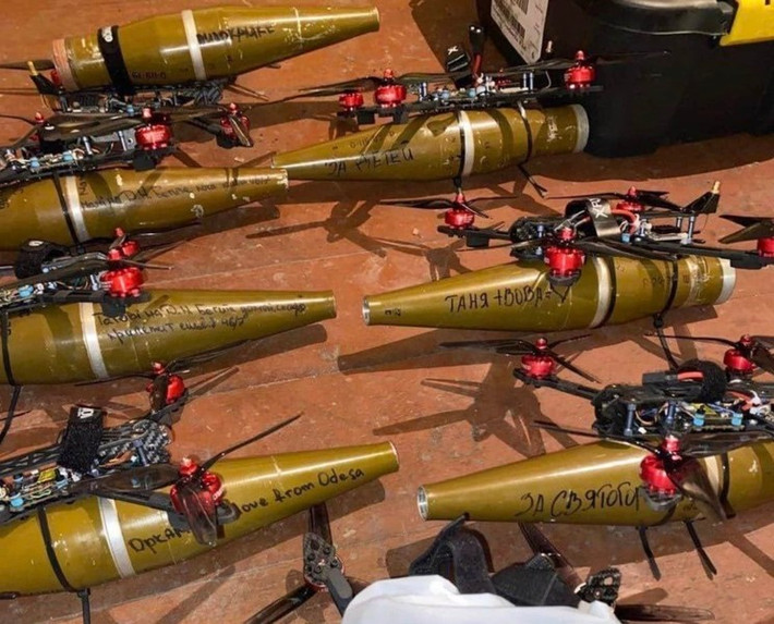 Vào thời điểm đó, không ai có thể ngờ rằng, máy bay không người lái (UAV) mang đầu đạn chống tăng (FPV), lại có thể gây ra mối đe dọa lớn đến vậy đối với xe tăng. Và những điểm yếu của xe tăng ở khu vực bán cầu trên của xe, dù biết nhưng không thể khắc phục được.