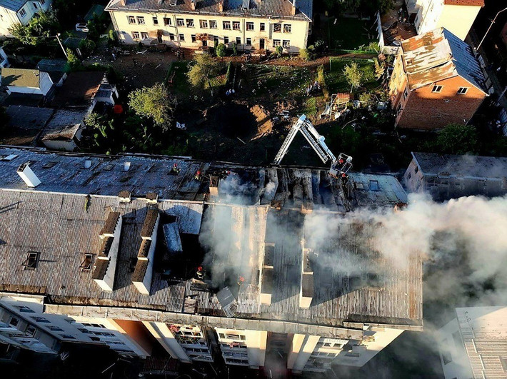 Cụ thể hơn, thì đó là nhà máy thiết giáp Lviv, nơi đã nhiều lần bị UAV tự sát Geran-2 và tên lửa Nga tấn công. Mặc dù bị Nga tấn công nhiều lần, nhưng nhà máy vẫn còn cẩu trục điện di chuyển trên cao (EOT Crane). Những cần cẩu này có thể nâng xe bọc thép 60 tấn, tức là có thể nâng được xe tăng M1A1 Abrams.