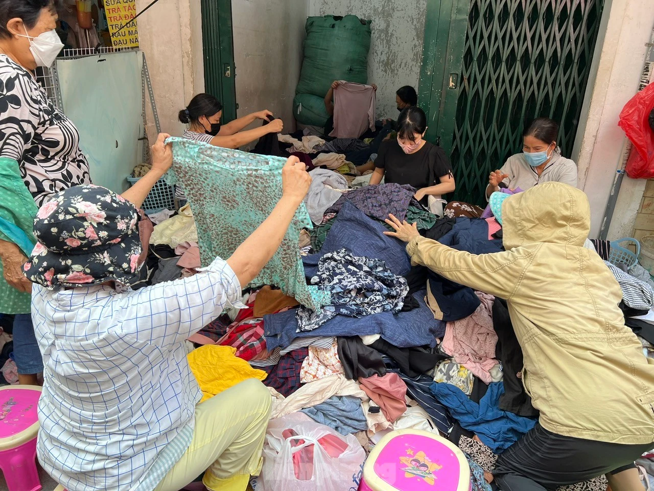 Siêu thị bán đồ si cực rẻ, người nổi tiếng cũng đến mua