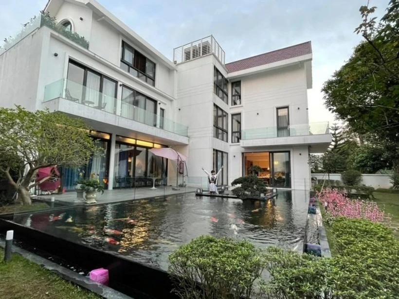 Ngắm căn biệt thự đẹp “mê hồn” của Nguyễn Trần Trung Quân