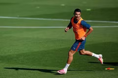 Áo Ronaldo giá 4 triệu đồng vẫn cháy hàng: Sức mạnh của kinh tế thần tượng