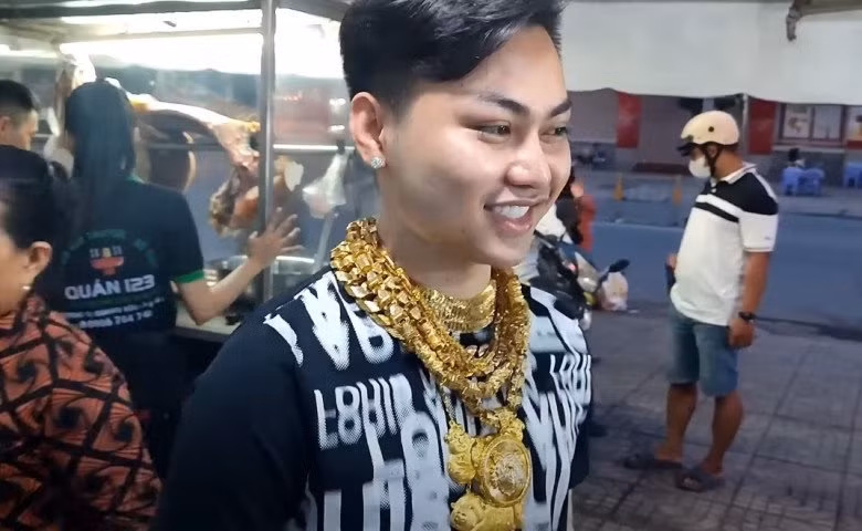 Chàng trai Sài Gòn bán lẩu bò đeo 80 cây vàng trị giá 4 tỷ đồng: "Em chỉ mang vào buổi chiều, chứ cả ngày cực lắm" ảnh 2 Chàng trai Sài Gòn bán lẩu bò đeo 80 cây vàng trị giá 4 tỷ đồng: "Em chỉ mang vào buổi chiều, chứ cả ngày cực lắm" ảnh 2
