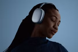 Apple bất ngờ ra AirPods Max 2 dịch trực tiếp khi trò chuyện