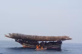 Hai tàu cá hỏng máy, 70 ngư dân Quảng Ngãi trôi giữa biển 