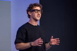 Ray-Ban 'đơ cứng' buổi ra mắt khiến Zuckerberg muối mặt, đổ lỗi cho Wifi