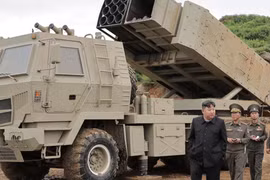 [GALLERY] Triều Tiên ra mắt pháo phản lực đa năng giống HIMARS của Mỹ