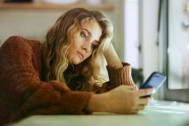 Lướt điện thoại bất tận gây ra loạt tổn hại sức khỏe 