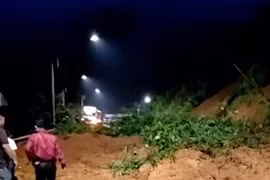 Mưa lớn, đất đá tràn xuống con dốc trên tuyến đường huyết mạch ở Đồng Nai