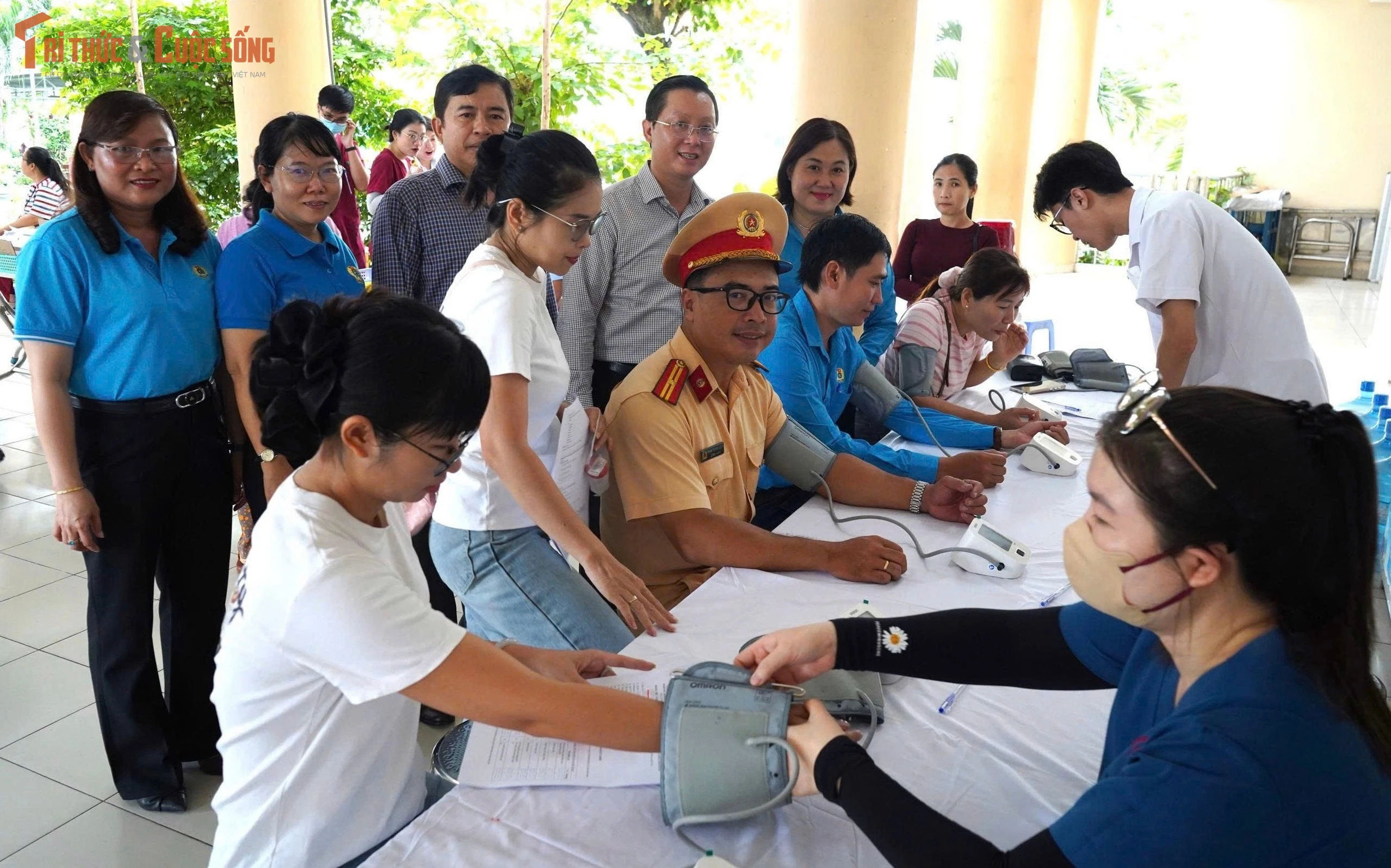 [GALLERY] Trạm CSGT Đa Phước tặng quà và tuyên truyền ATGT cho NLĐ