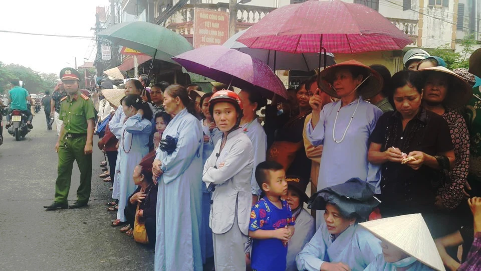 Ninh Bình mưa lớn, người dân vẫn đứng đợi linh cữu Chủ tịch nước