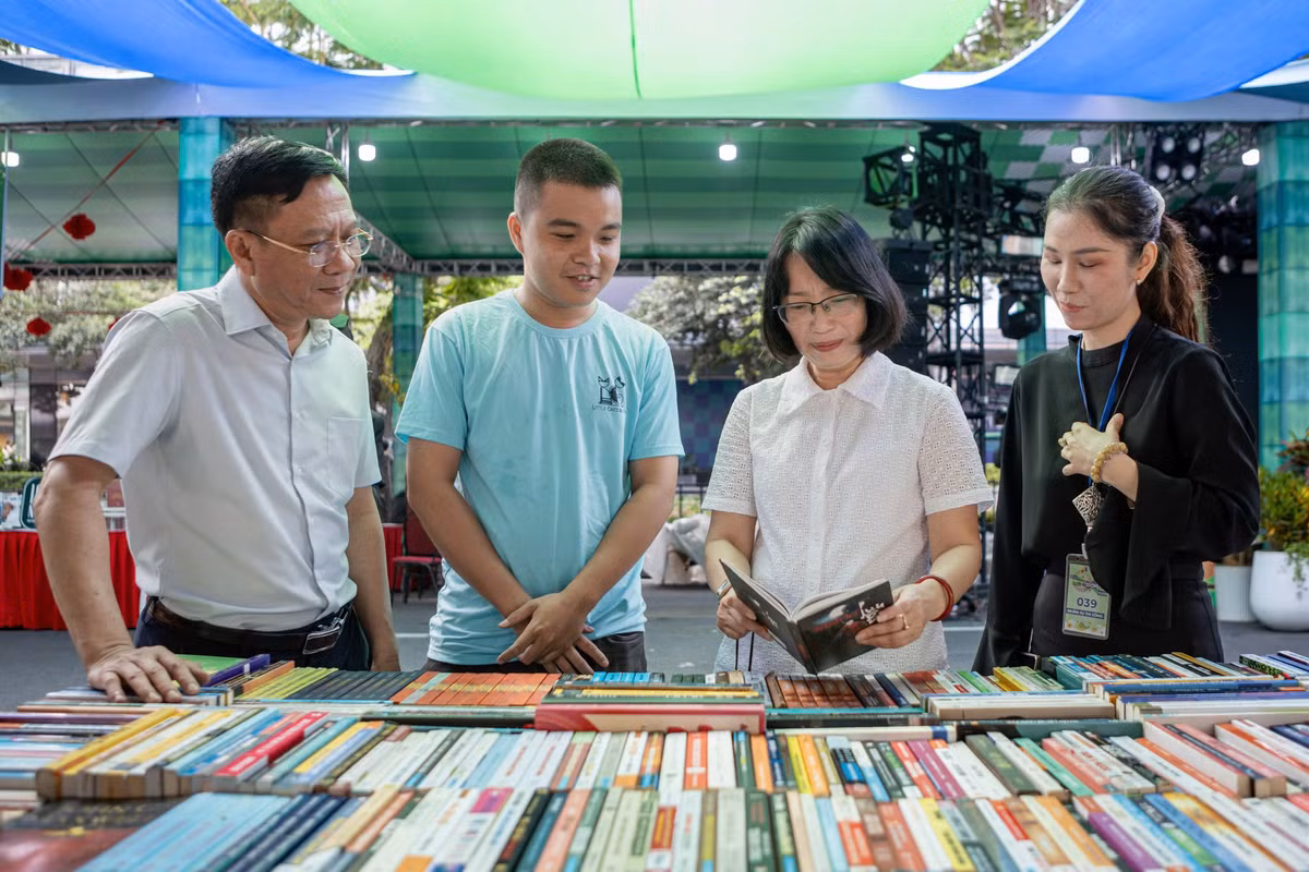 2-pct-ubnd-tphcm-kiem-tra-ds-tet-anh-khuong-nguyen.jpg