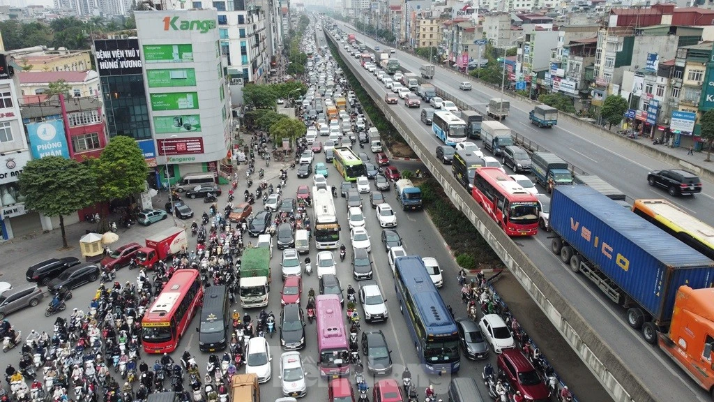 Cận cảnh đường trên cao Hà Nội trở thành "vành đai đỏ" vì tắc đường