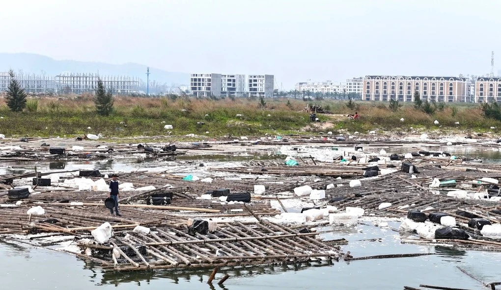 Lồng bè tan hoang sau bão, Hạ Long đối mặt với sự cố môi trường