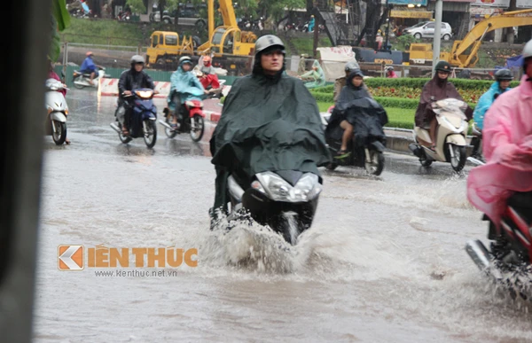Người Hà Nội lại cùng nhau vượt “sông” sau mưa