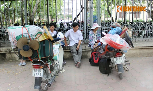 Kết thúc kì thi, thí sinh cùng phụ huynh nhanh chóng về quê
