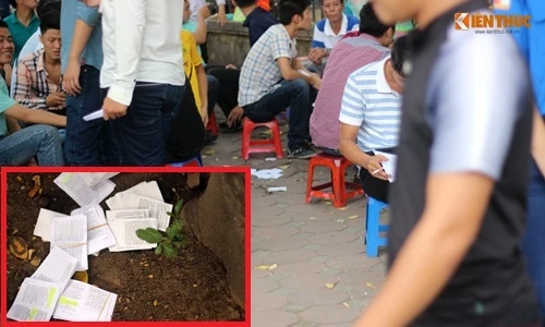 Thí sinh thản nhiên vứt phao ngay trước cổng trường thi