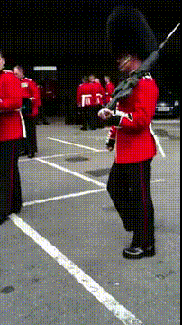 Anh lính nhảy điệu Michael Jackson.