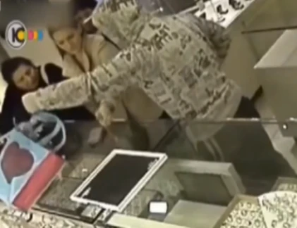 Cầm dao vào cửa hàng định cướp nhưng... bị đuổi đánh