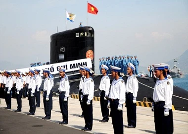 Hải quân chuẩn bị thượng cờ tàu ngầm Kilo