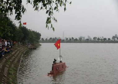 Tàu ngầm Trường Sa chạy băng băng trên mặt nước