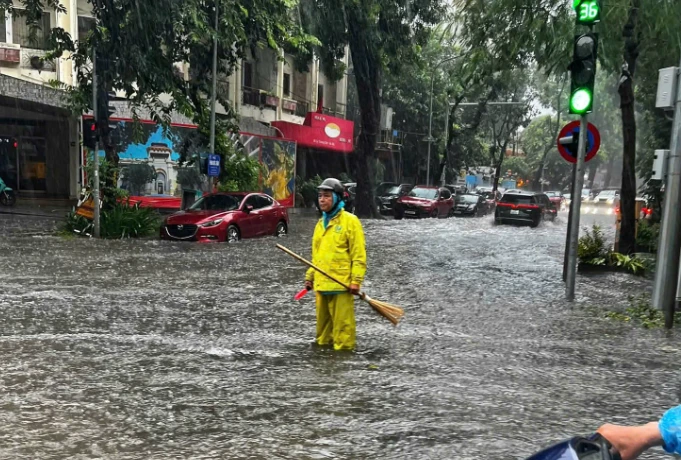 Mưa lớn kéo dài, nhiều tuyến phố Hà Nội chìm trong biển nước