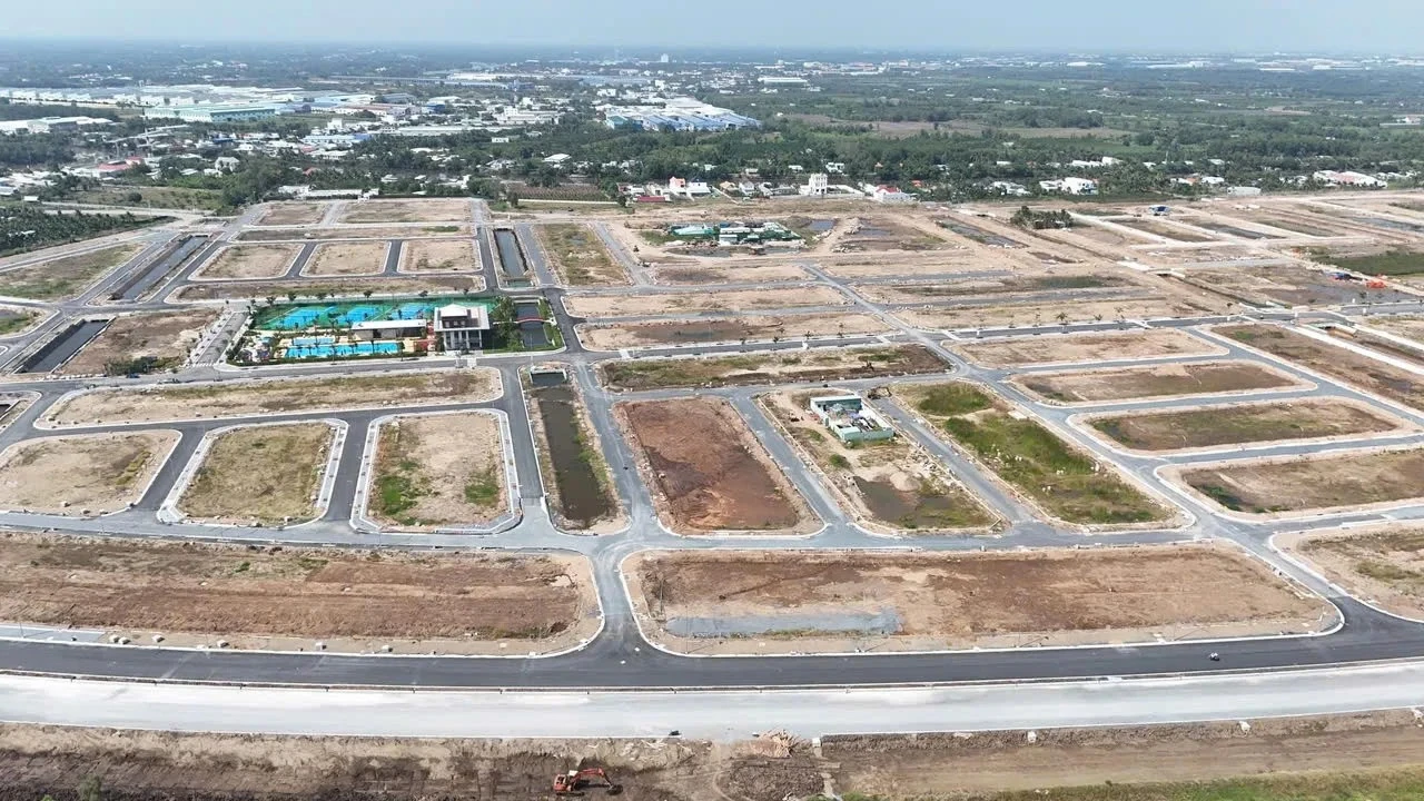 [SPOTLIGHT] Nhà đầu tư ôm nợ ngân hàng khi đất nền Hà Nội, Đồng Nai giảm giá kỷ lục