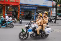CSGT Hà Nội tăng cường dùng camera nghiệp vụ xử lý vi phạm giao thông