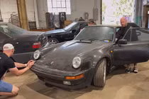 Chiếc Porsche 930 Turbo "bỏ xó" 19 năm, bất ngờ thành kho báu