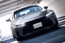 Chi tiết Lexus IS300h 2026 giá 2,29 tỷ đồng, "hồi sinh" về Việt Nam?