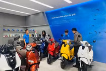 Biến động giá xăng, xe máy động cơ đốt trong giảm giá mạnh