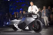 Ngắm siêu môtô Vision K18 mới - "phản lực trên cạn" nhà BMW 