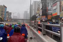 Mưa lớn giờ tan tầm, người Hà Nội nhích từng chút trên đường về nhà