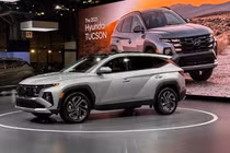 Hyundai Tucson đời cũ vẫn "bán đắt như tôm tươi" dù đời 2027 ra mắt