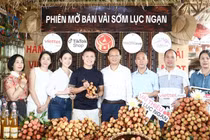 Phó Chủ tịch Bắc Ninh cùng cầu thủ Quang Hải livestream bán hơn 30 tấn vải
