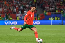 Vé xem Ronaldo đá World Cup 2026 giá cao vẫn "cháy hàng"