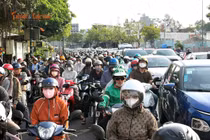 Người dân “mướt mồ hôi” vì nắng nóng, kẹt xe đi làm sau lễ