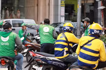 Xe ôm công nghệ tăng phí nền tảng và giá cước, khách đi xe tính “thắt ví”