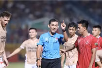 Đua trụ hạng V.League: Cần trọng tài ngoại cho 2 đội cuối bảng?