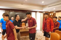 Chủ tịch VFF gặp gỡ, nhắc nhở U17 Việt Nam chuẩn bị tốt cho trận tứ kết