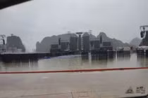 Mưa như trút nước, nhiều tuyến phố ở Quảng Ninh chìm trong biển nước