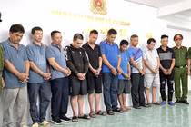 Từ vụ tự tử, 200 cảnh sát phá đường dây buôn lậu hơn 2,4 tấn xyanua