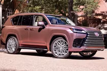 Lexus Glam LX làm "phòng thay đồ di động" siêu sang cho chị em