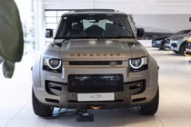 "Soi" Land Rover Defender OCTA từ 17,9 tỷ đồng đầu tiên về Việt Nam 