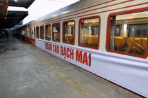 Y bác sĩ Bạch Mai đi tàu hỏa đến Ninh Bình làm việc mỗi ngày
