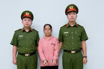Cơ quan Cảnh sát điều tra Công an TP.HCM thực hiện lệnh bắt khẩn cấp đối với bảo mẫu Triệu Thị Tâm. Ảnh: CACC
