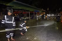 Lực lượng vũ trang xuyên đêm giúp dân khắc phục hậu quả mưa lũ tại Lạng Sơn