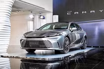 Toyota Camry tại Việt Nam cắt bản máy xăng, khởi điểm lên 1,46 tỷ đồng
