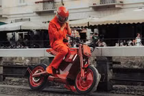 Chi tiết Urban E First Edition - xe máy điện hơn 820 triệu, đắt hơn ôtô